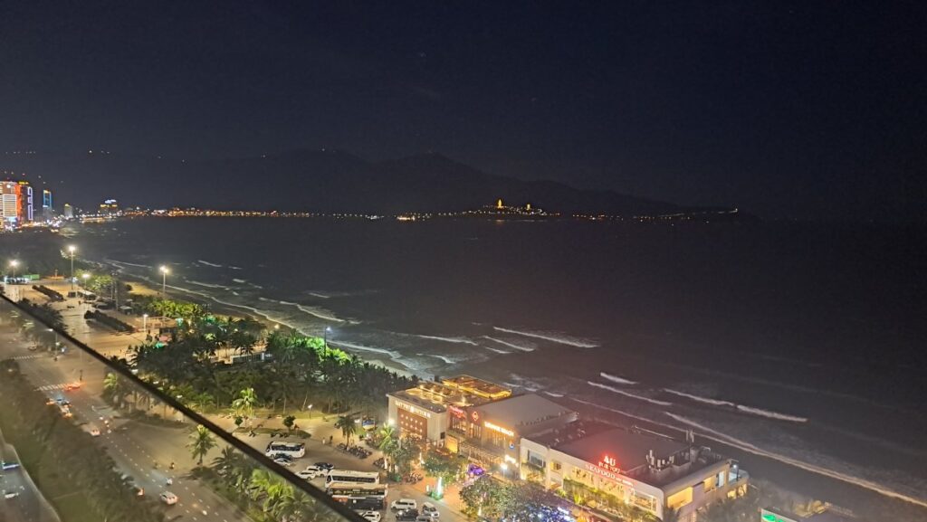 ミーケビーチからソンチャ半島を望む夜景、打ち寄せる波が白く栓を描き美しい。