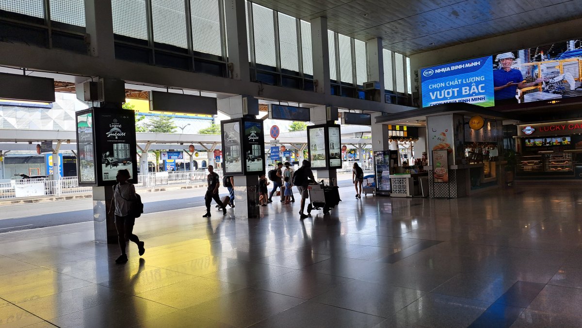 タムソンニャット国際空港国内線を出たところ