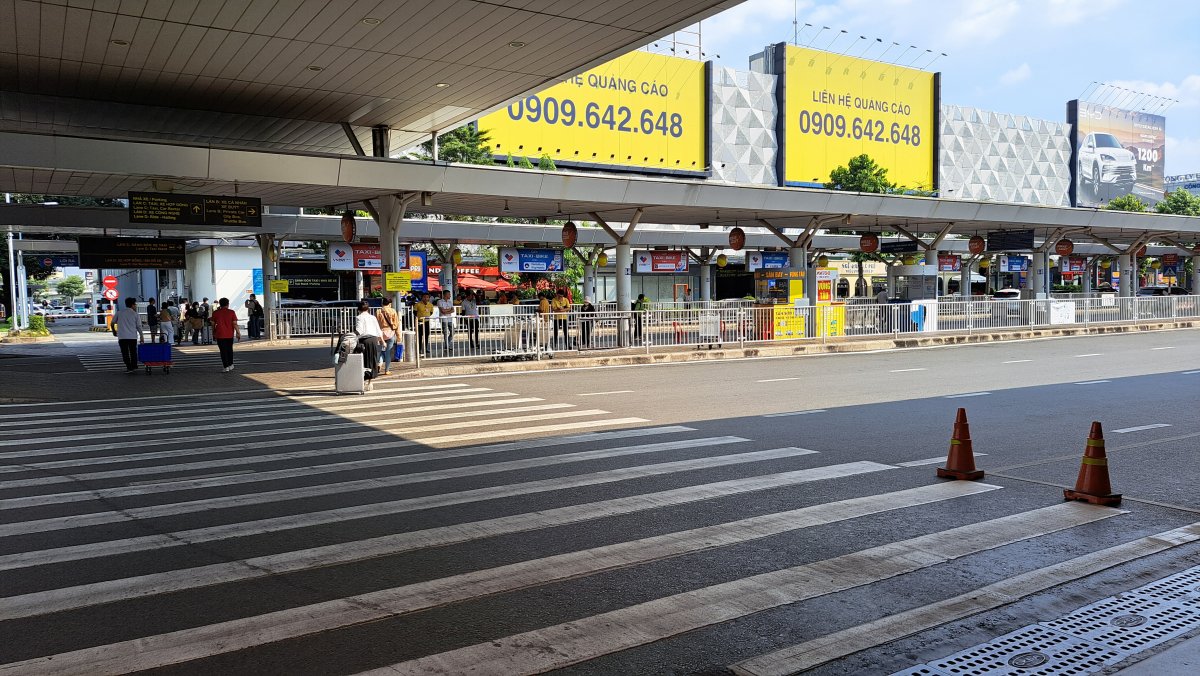 タムソンニャット国際空港国内線を出て進んだところ