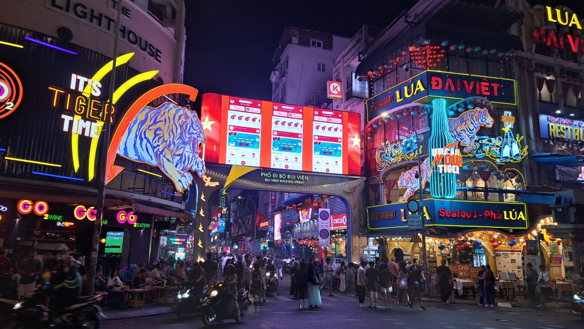 2026年2月撮影、テト（旧正月）直前のブイビエンはいつも以上に大混雑