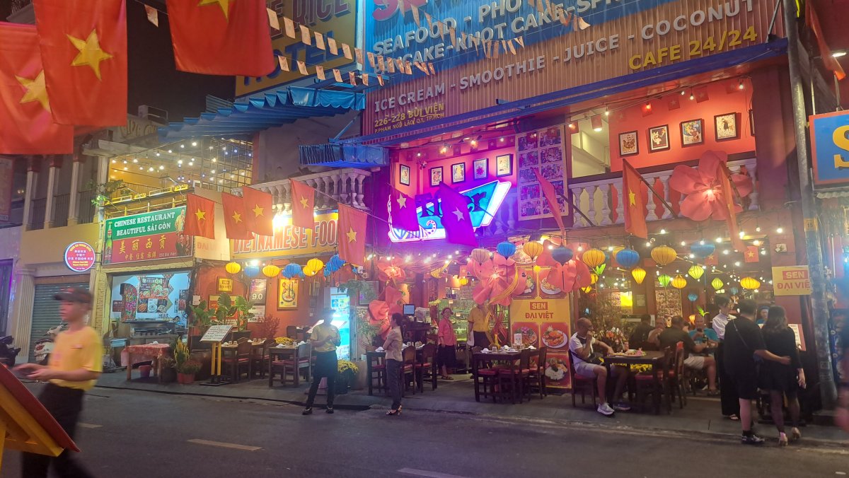 ブイビエンストリートの奥の方にはレストランが並んでいてグルメを楽しめます。