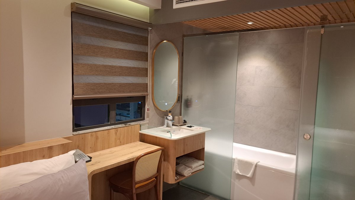 シャワールームやトイレはガラス一枚で分けられた場所にある