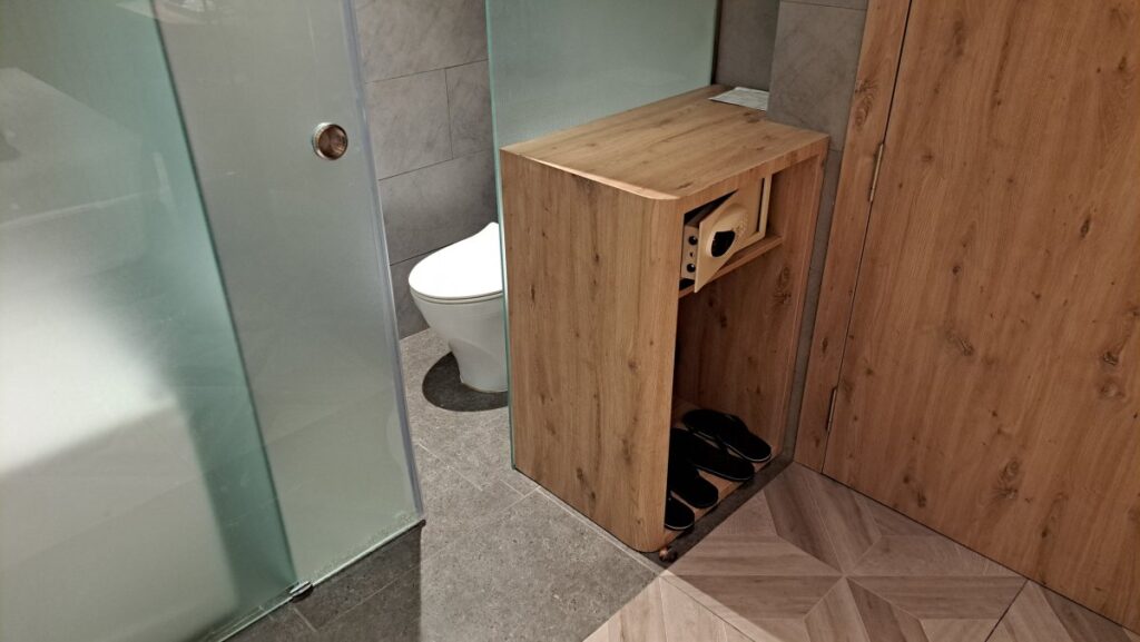 ラ オペラ サイゴン ホテルのお部屋のトイレ。ガラス戸で仕切られています。