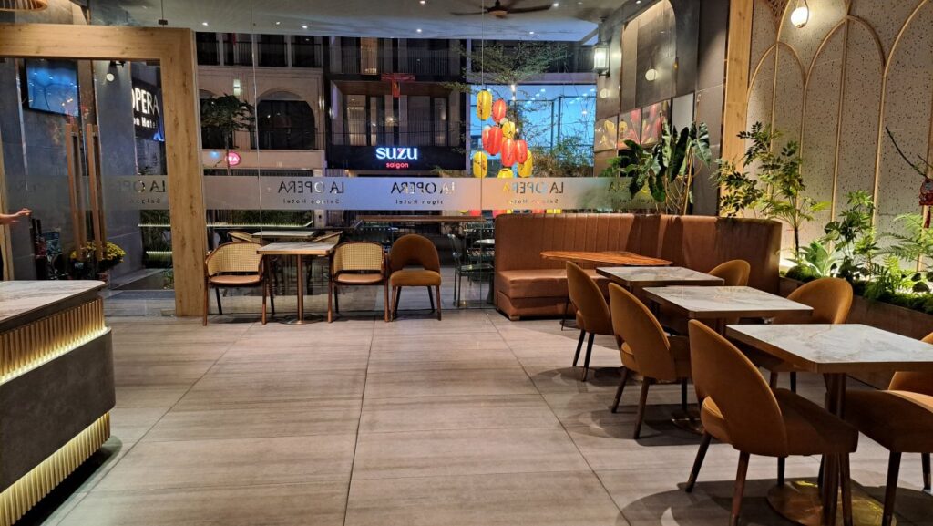 ラ オペラ サイゴン ホテルのロビーと、ホテル内からみるホテルの外。