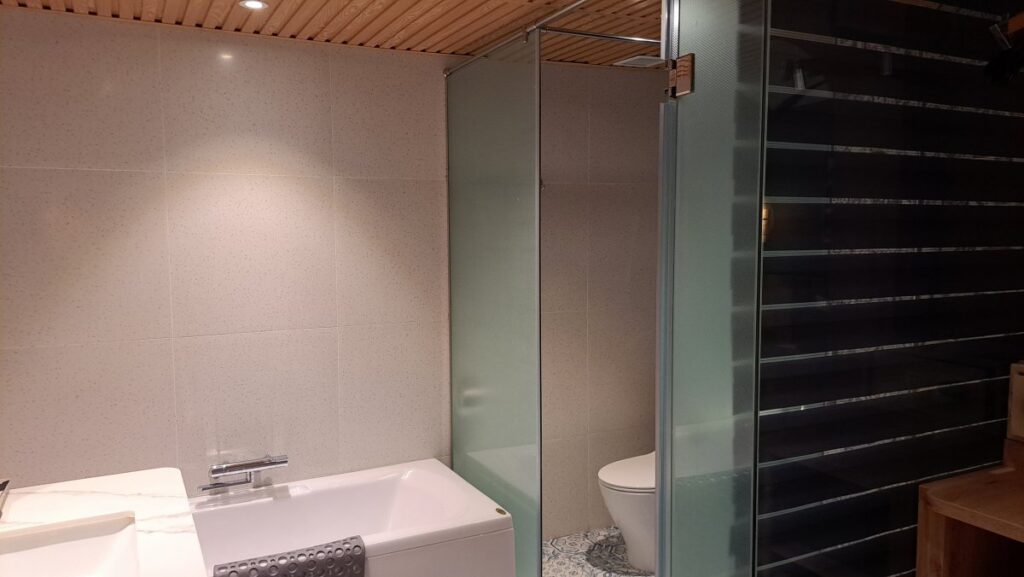 ラ オペラ サイゴン ホテルのプレミアムルームのシャワールームとトイレ。