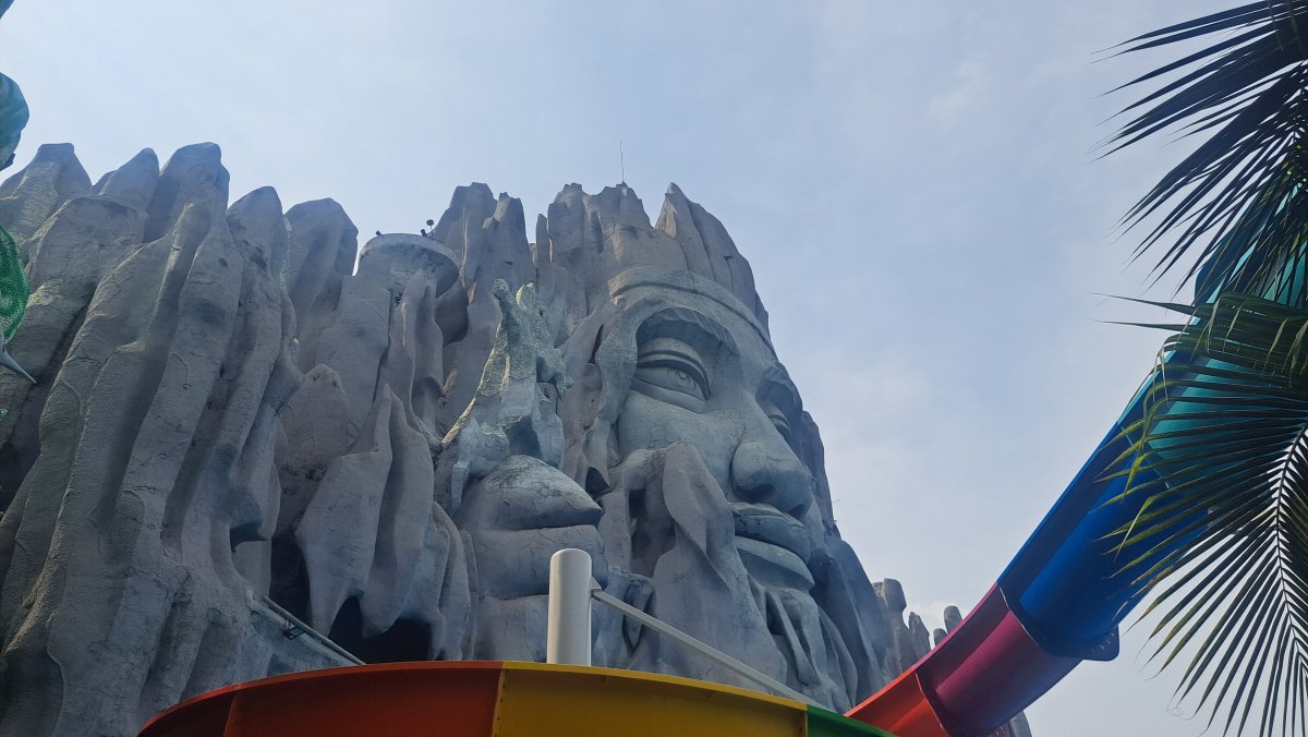 意味不明な石像モニュメント