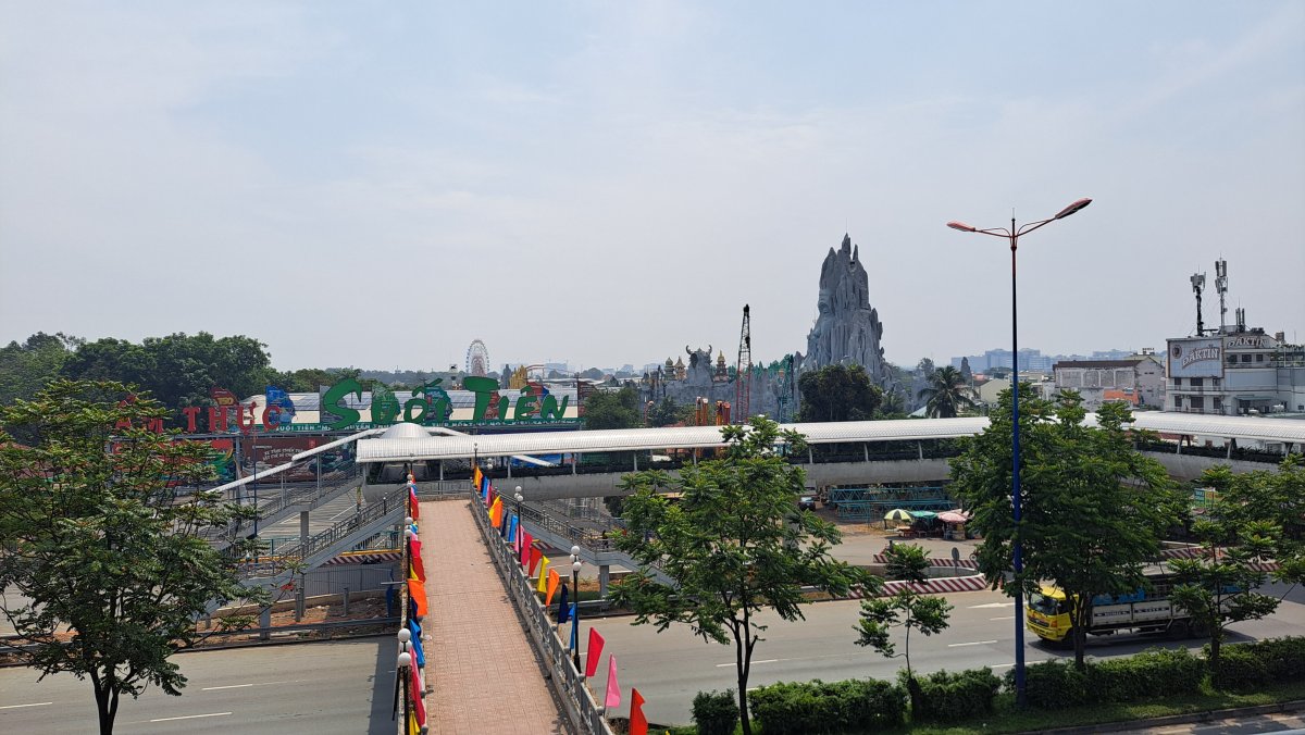 駅のホームからスイティエン公園を見る