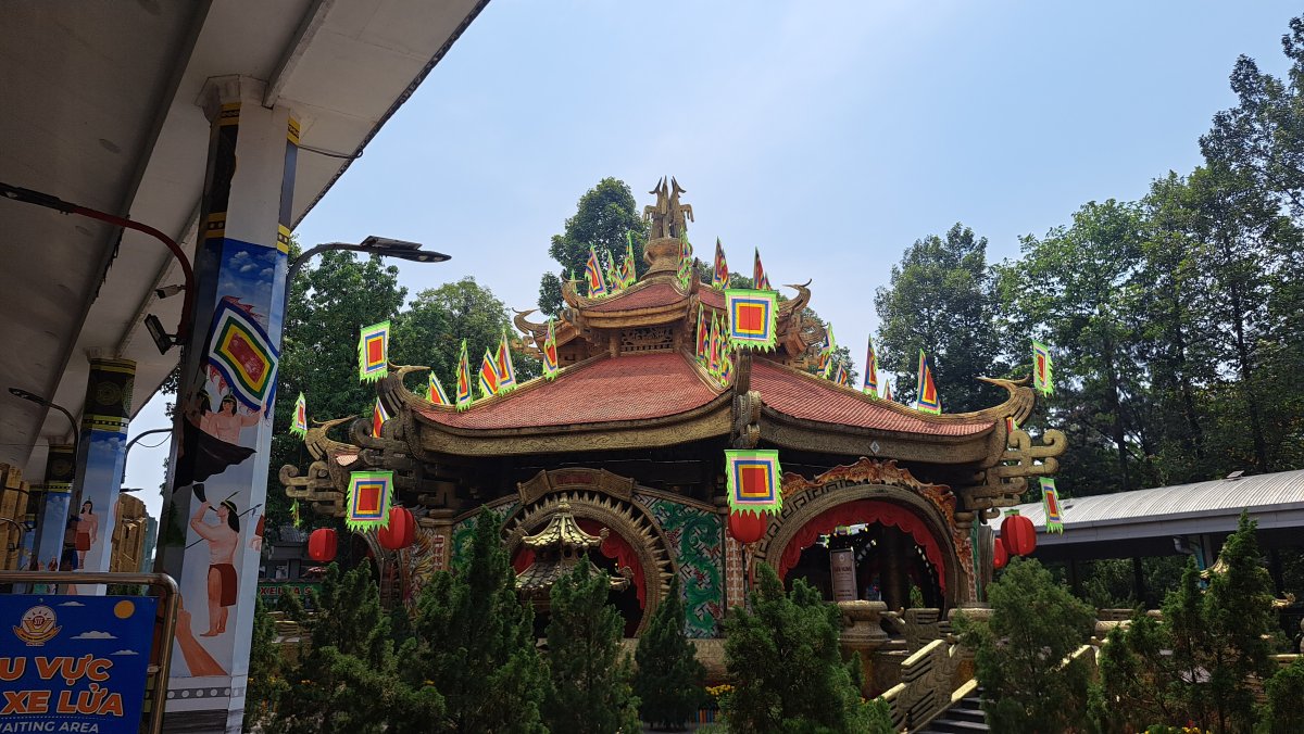 不思議な仏塔や仏殿、建物