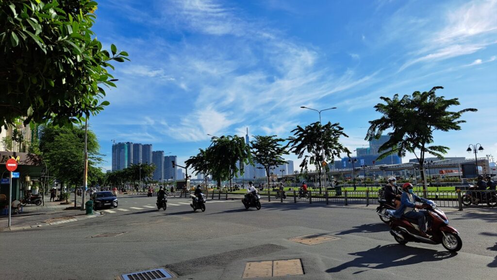 ベトナム・ホーチミンの道路とバイク