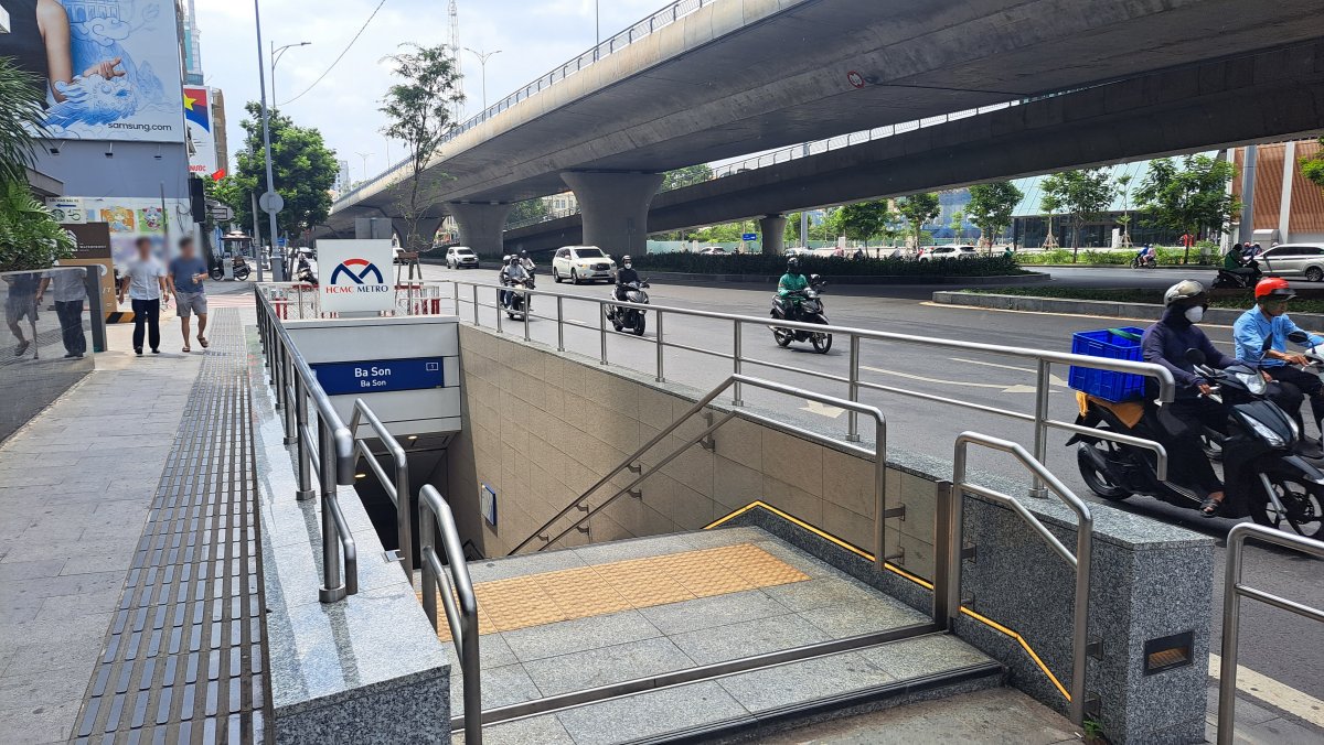 Ba Son 駅の入り口
