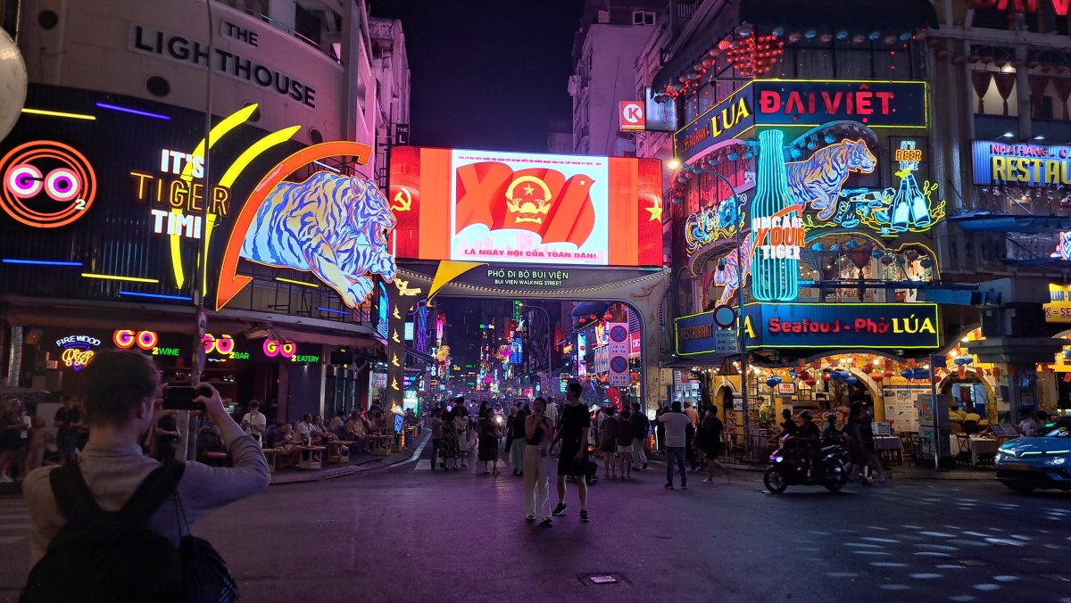 狂騒のネオン街「ブイビエンストリート」