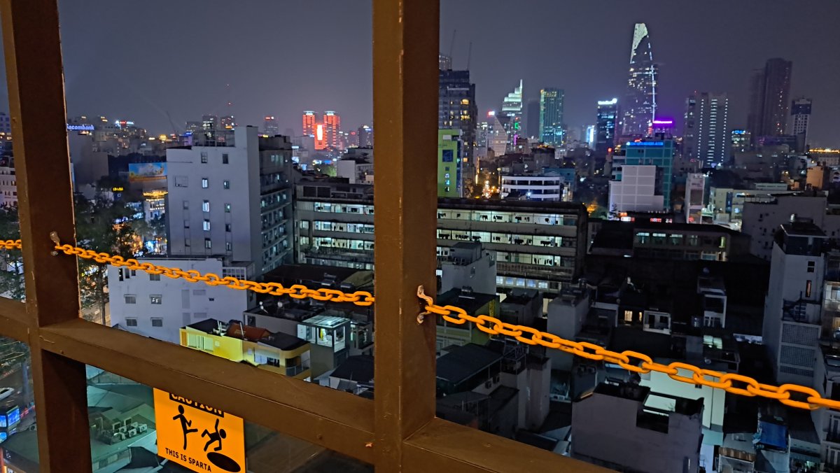 ルーフトップバーからの望むホーチミンの夜景