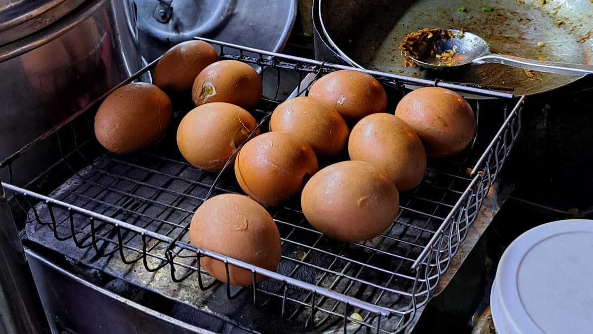 孵化直前のアヒルの卵を茹でたもの
