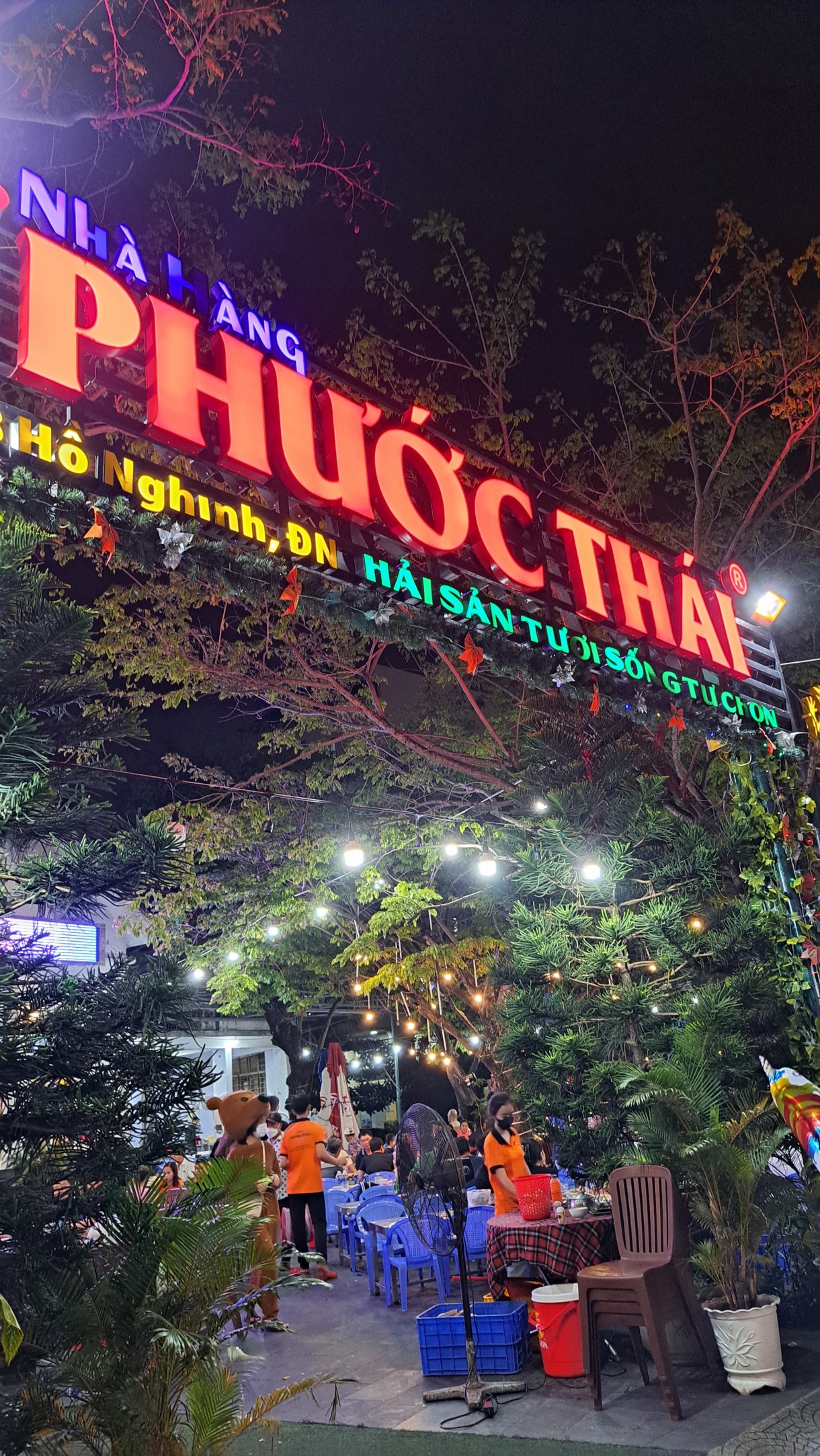 PHUOC THAI(フォックタイ)の看板と入り口