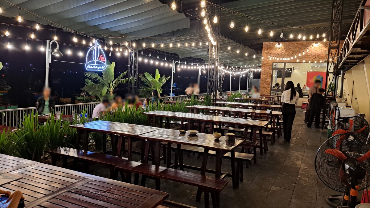 雰囲気の良い広めの店内