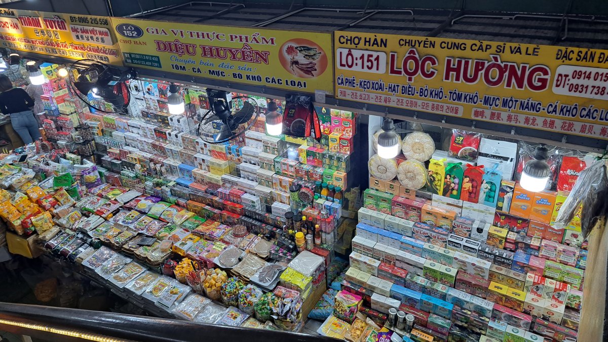 1階では小物やお土産(ベトナムコーヒーなど)の買い物を楽しむ