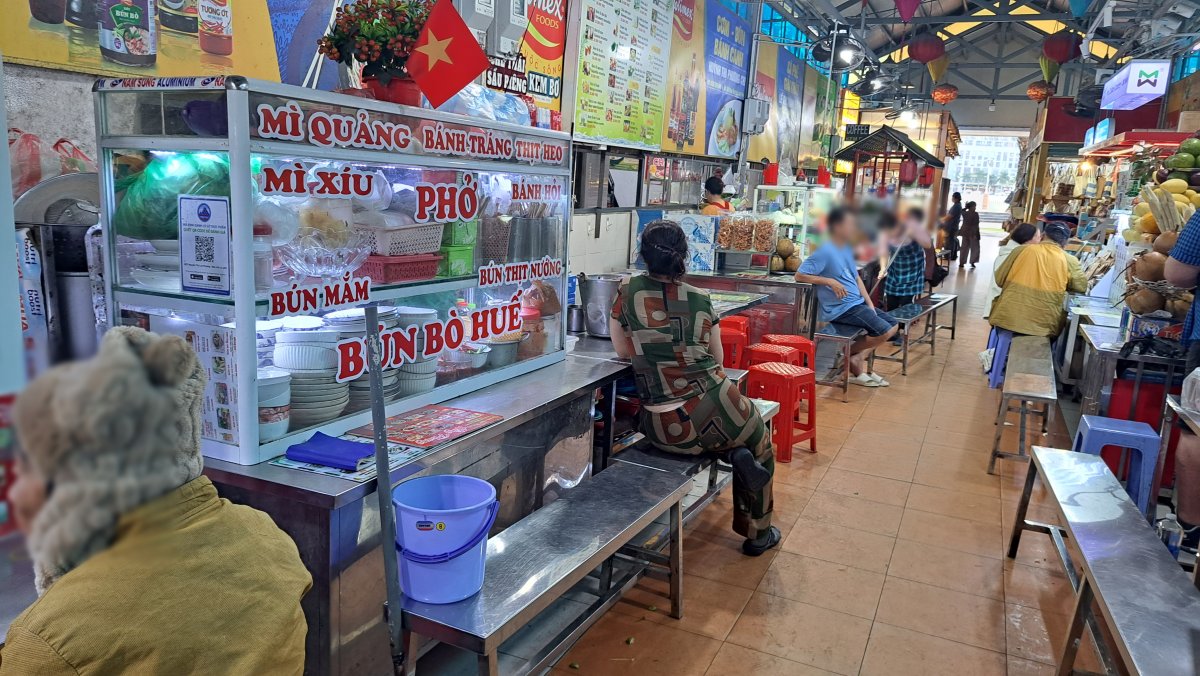 市場の奥の食堂