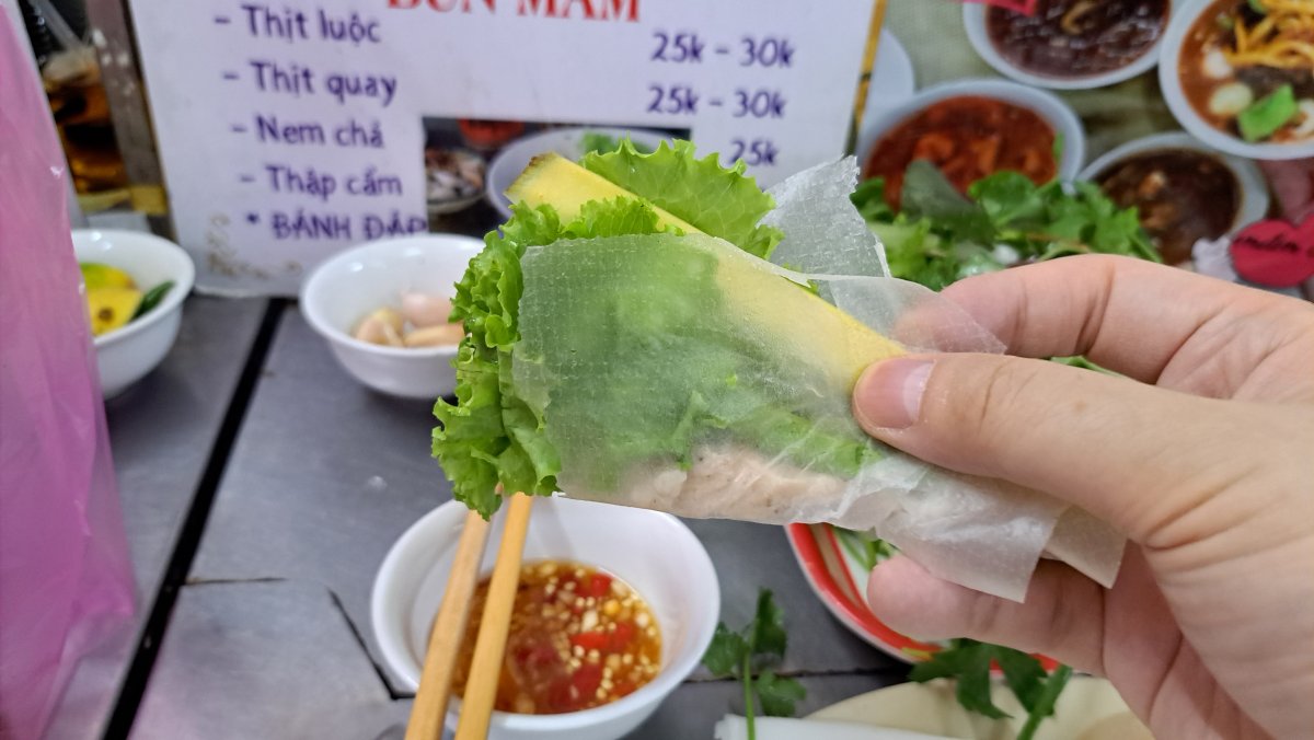 豚肉と野菜をライスペーパーに巻いて食べる