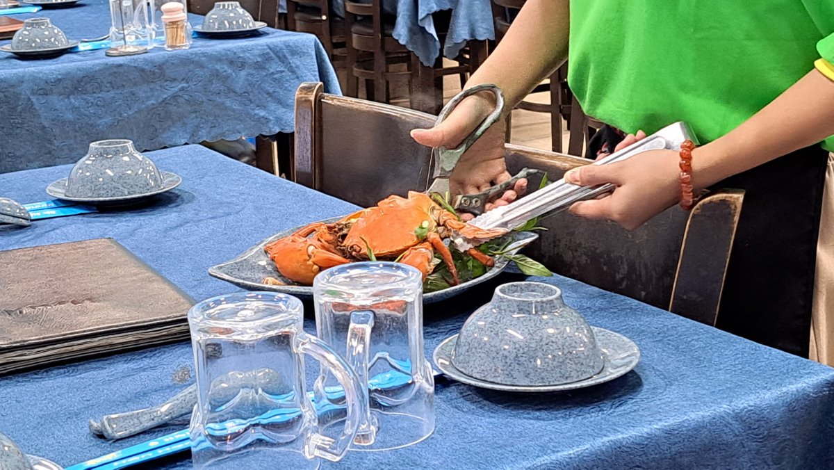 カニを切ってくれているところ