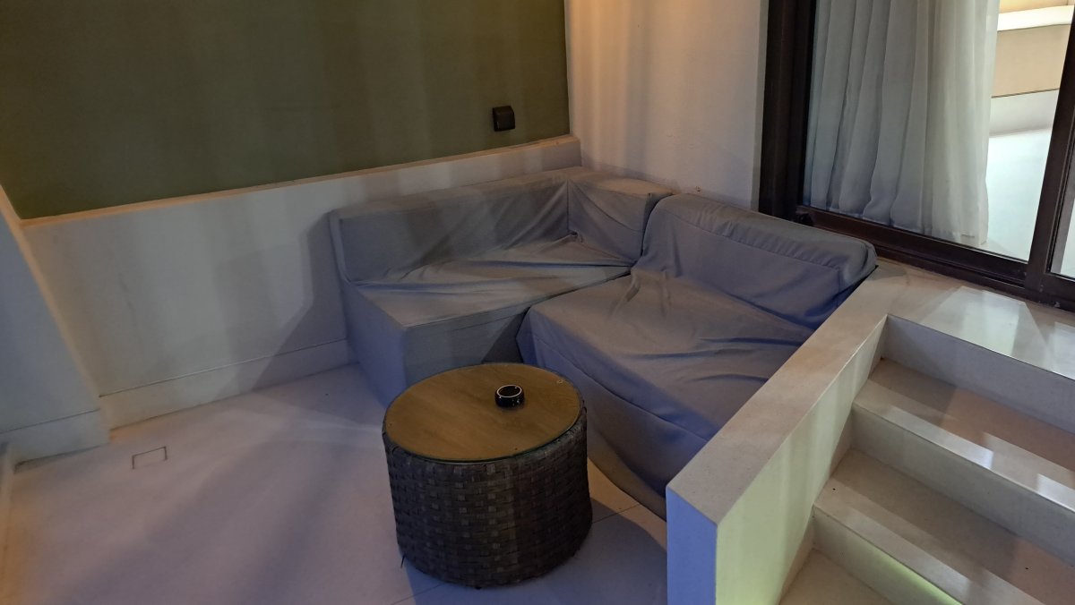 広いベランダとソファー