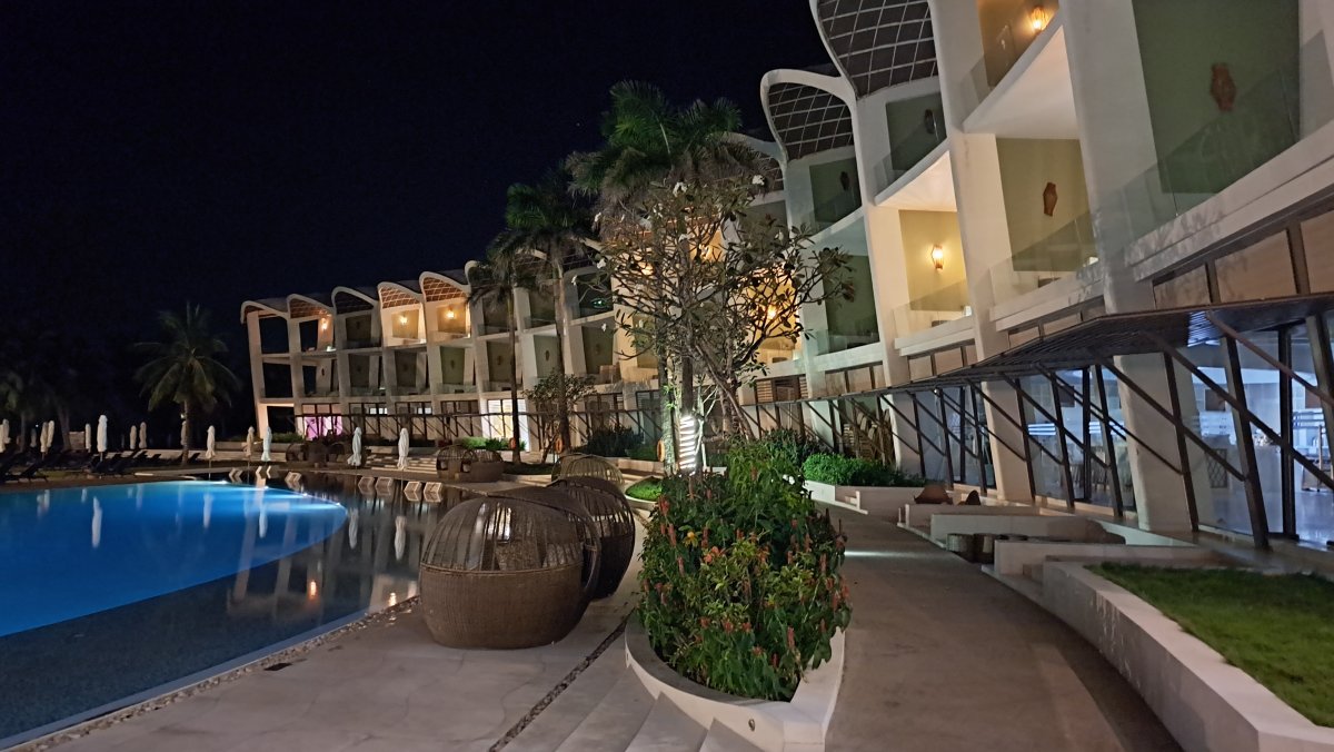 夜のホテル内庭散歩