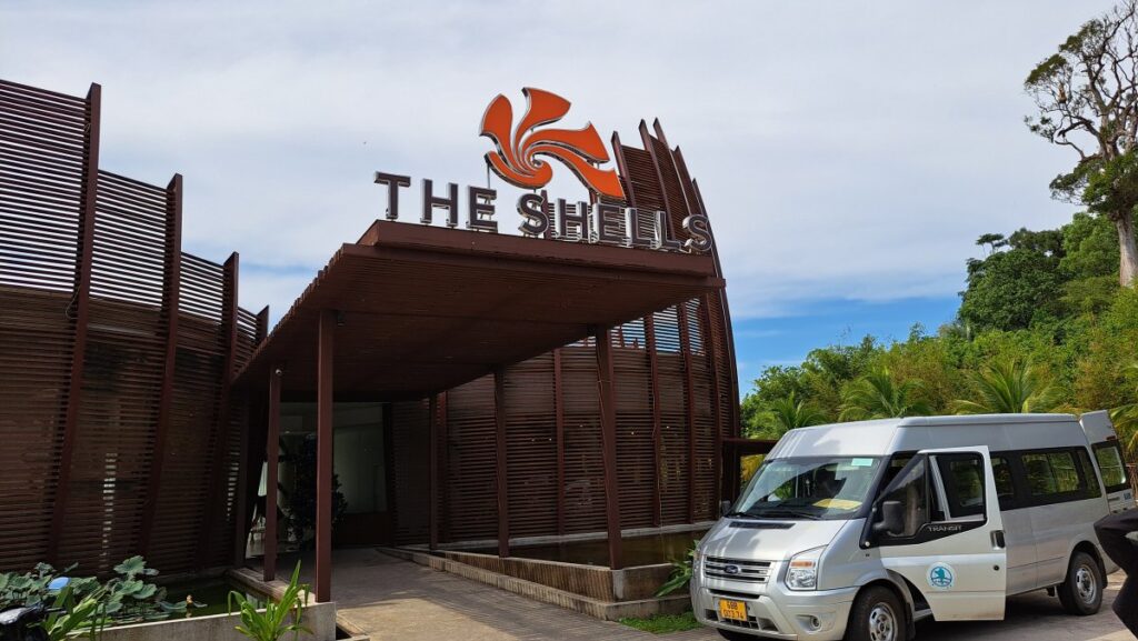 ホテルのチェックインカウンターのある建物