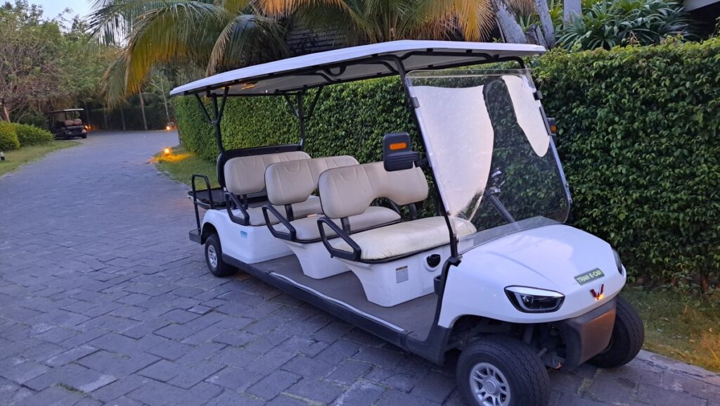 チェックインカウンターの建物とホテルとの移動の車