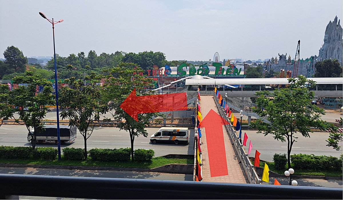 「Đại học Quốc gia 駅（National University）/ ナショナルユニバーシティ」から「スイティエン公園」に続く道