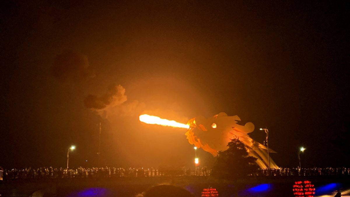 龍が火と水を噴く大迫力のパフォーマンス