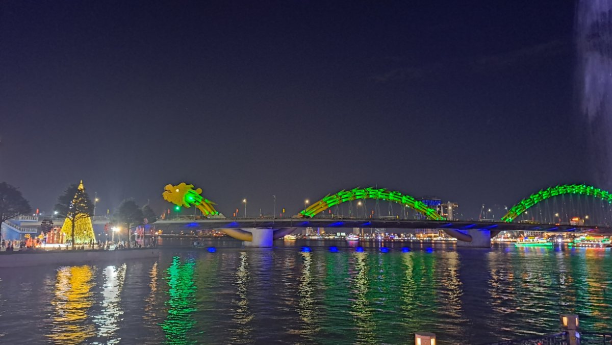 七色の幻想的なライトアップ