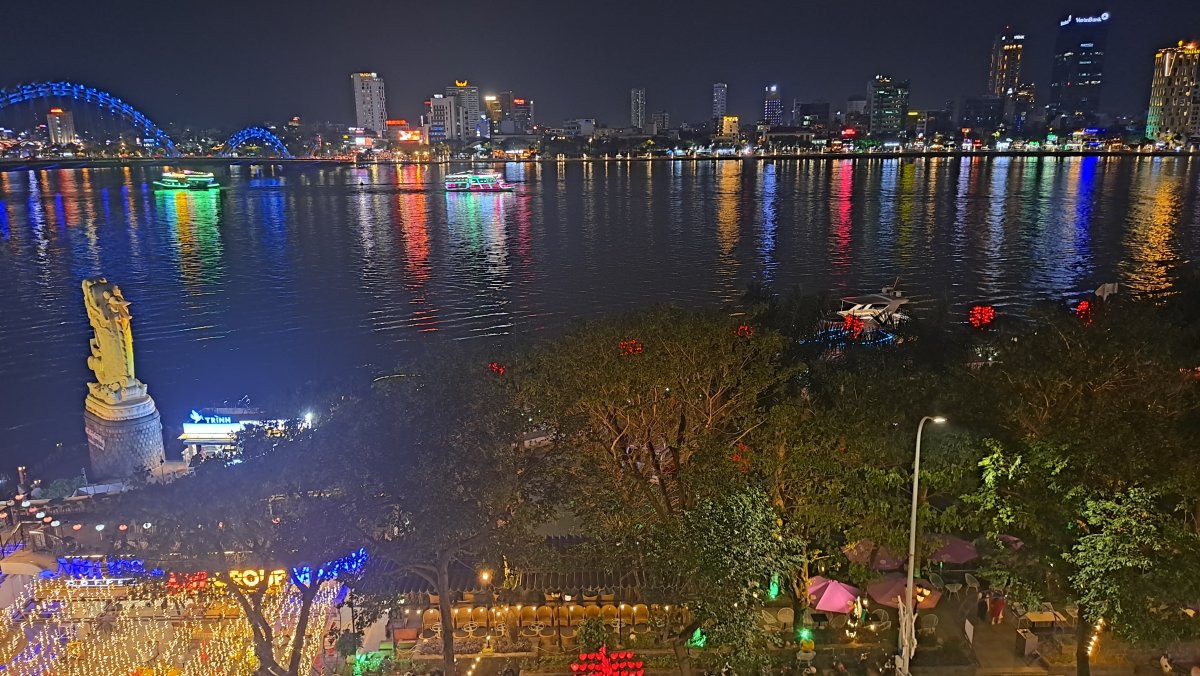 ドラゴンブリッジとハン川を彩る夜景