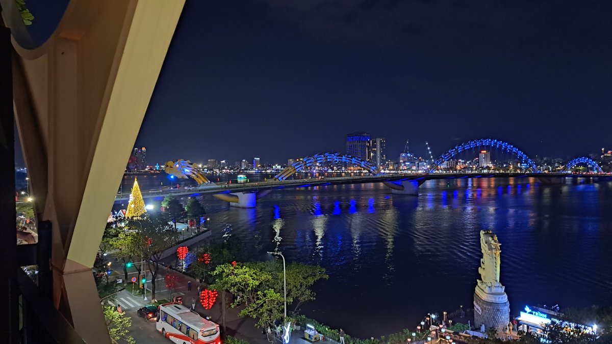 Caro Premium Danang Hotel のベランダからみるドラゴンブリッジ