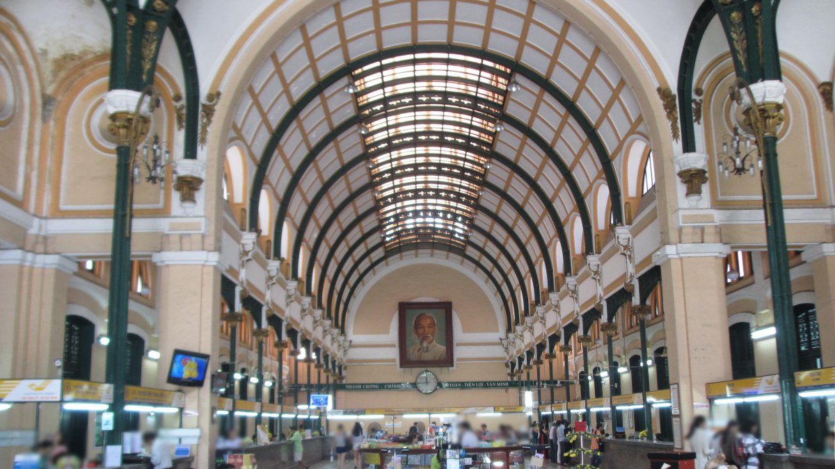 サイゴン中央郵便局内