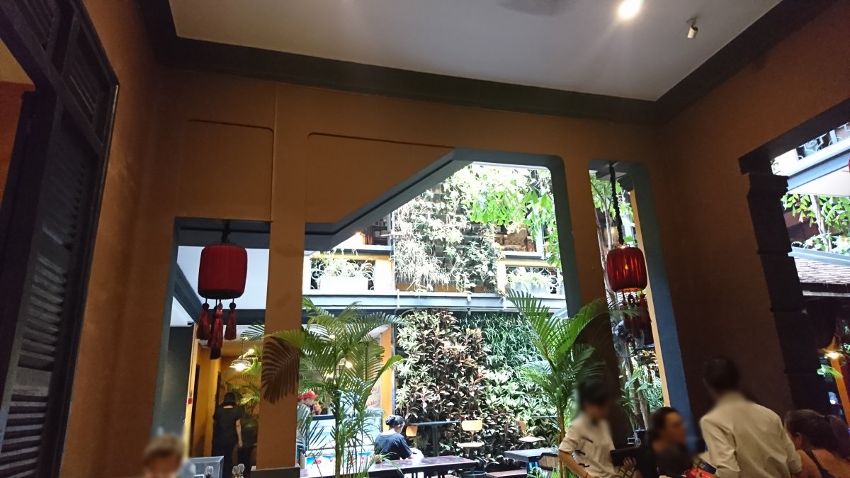 屋台風ニャーハンゴンの店内