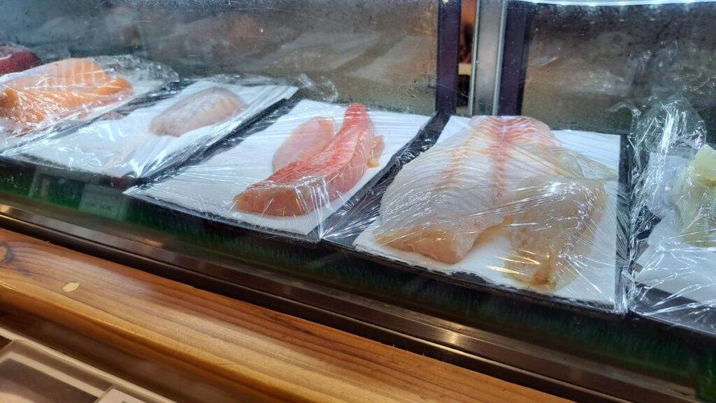 カウンターに並べられた鮮魚