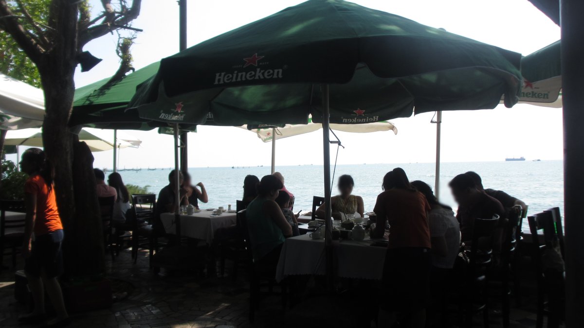 海岸沿いの開放的な店内