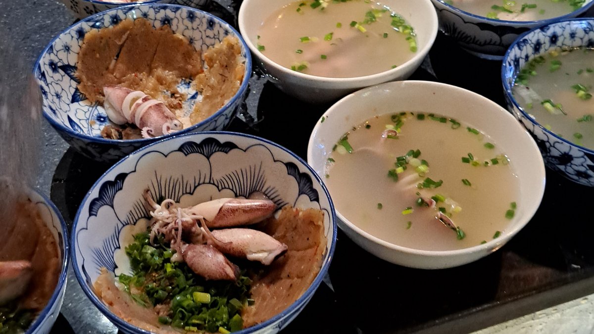 海鮮練り物を器に塗り付けるブンクアイ（Bún Quậy）