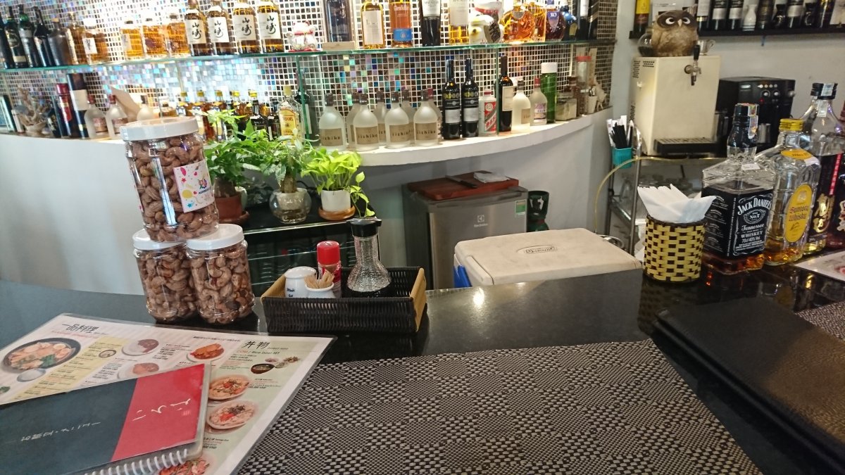 おひとりさまでも入りやすい１階席カウンター