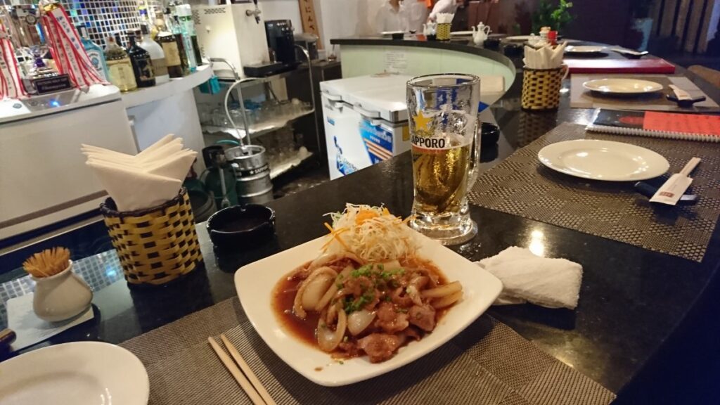 カウンターと豚の生姜焼き
