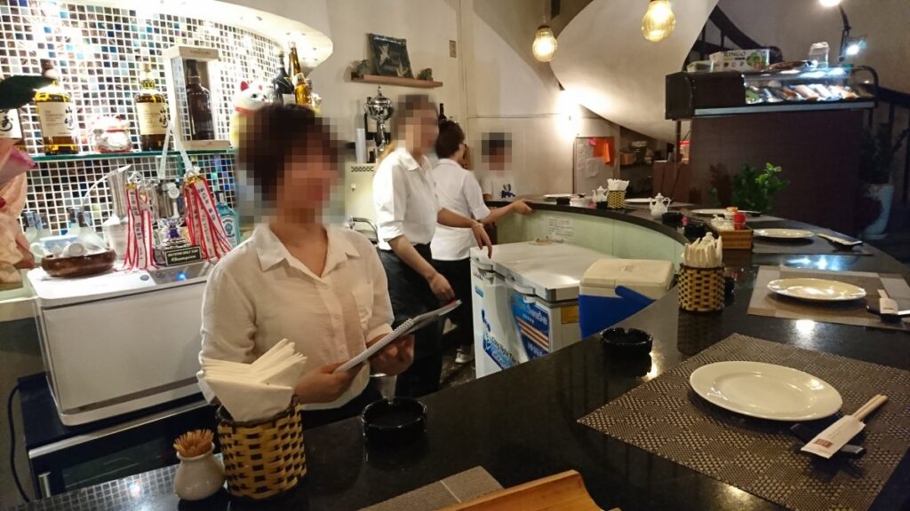 カウンターや店内スタッフ