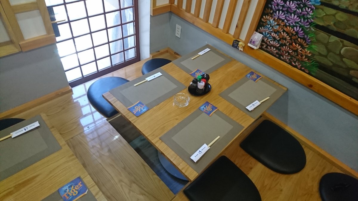 ゆっくり座れる広い店内