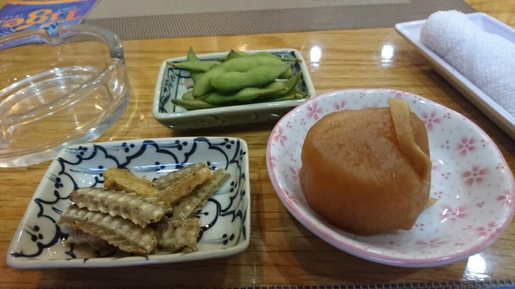 うなぎの骨煎餅とおでん（大根）、お酒が進むメニューです。