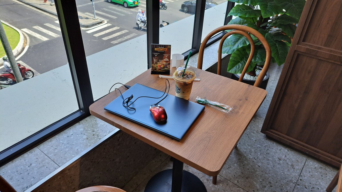 ゆったりとした店内のテーブル