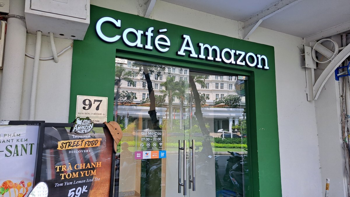 「Amazon Cafe（カフェ・アマゾン）ドンコイ通り店」の入り口