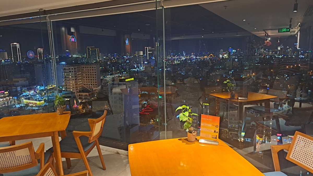 ダナンの夜景を楽しむホテルのバー