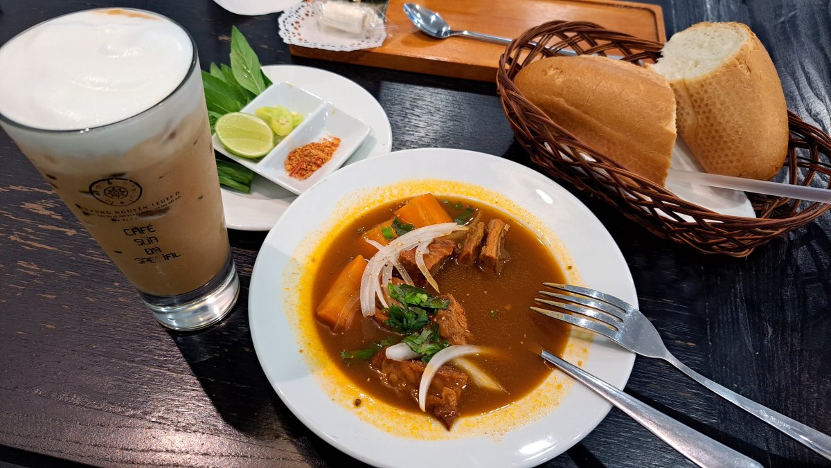 牛のシチューとフランスパン