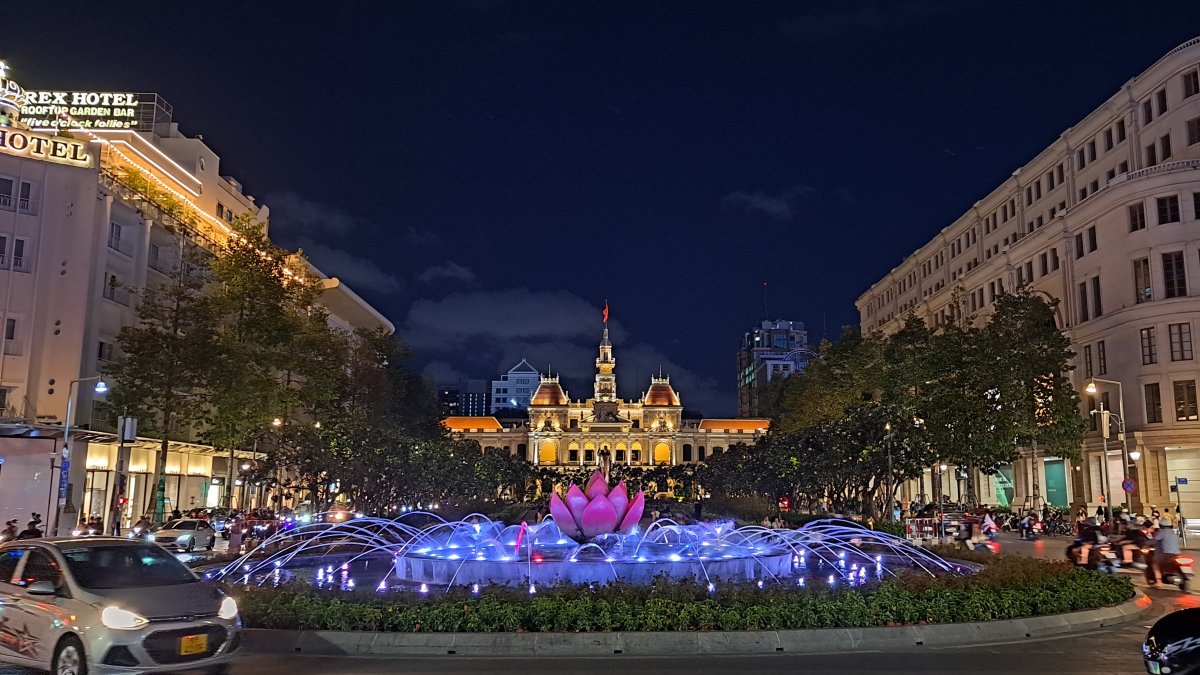 グエンフエ通りからホーチミン市庁舎のライトアップを眺める情景