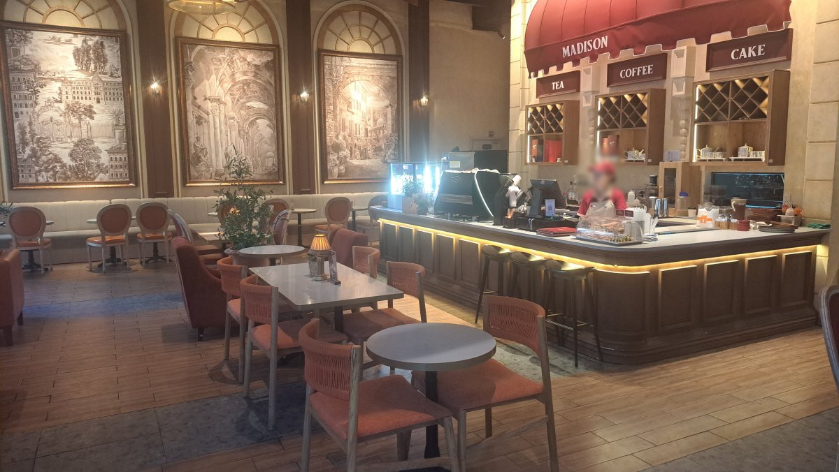 欧州の素敵カフェのようなオシャレな店内