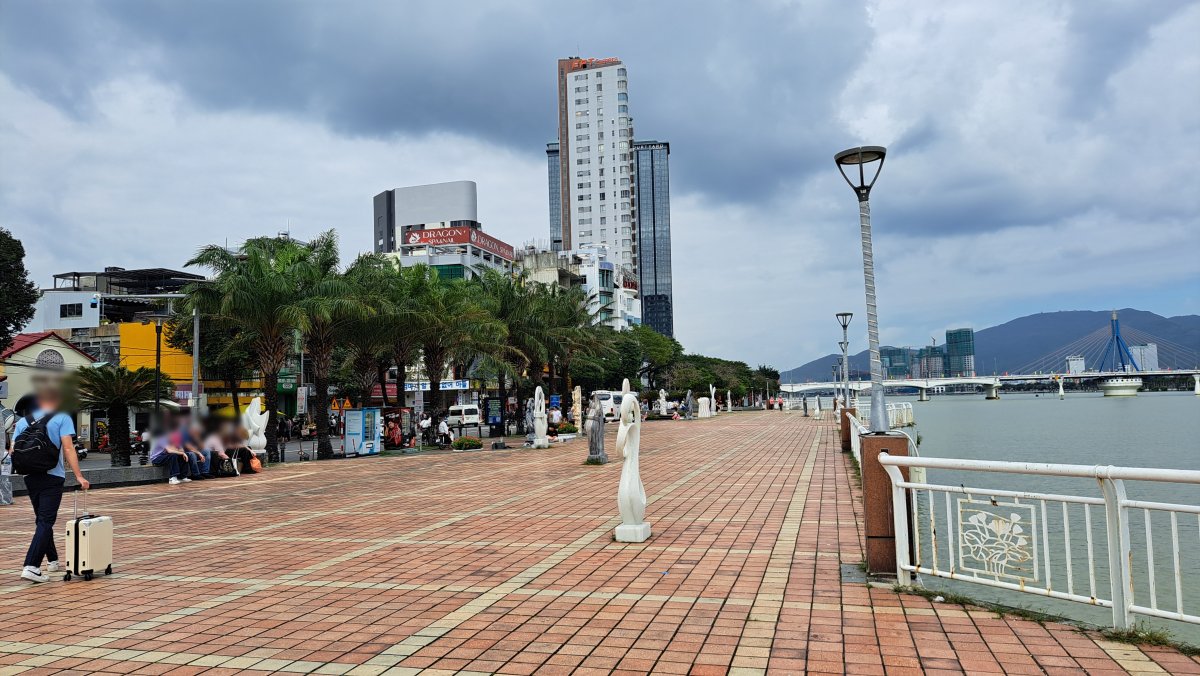 心地よい川風を受けながら歩く広々とした遊歩道