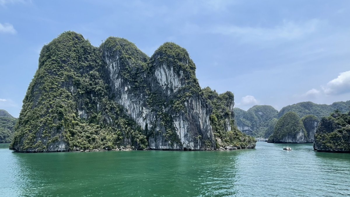 エメラルドグリーンの海に浮かぶ奇岩の絶景